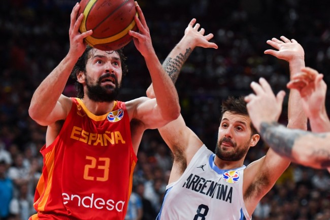 Spain's Sergio Llull (L) shots past Argentina's Tayavek Gallizzi during the Basketball World Cup final game between Argentina and Spain in Beijing on September 15, 2019. [Photo: AFP/Greg Baker]