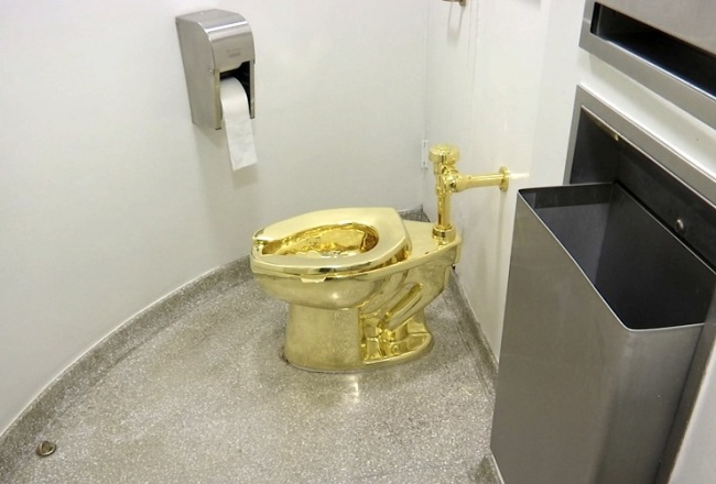 This Sept. 16, 2016 file image made from a video shows the 18-karat toilet, titled "America," by Maurizio Cattelan in the restroom of the Solomon R. Guggenheim Museum in New York. [Photo: AP]