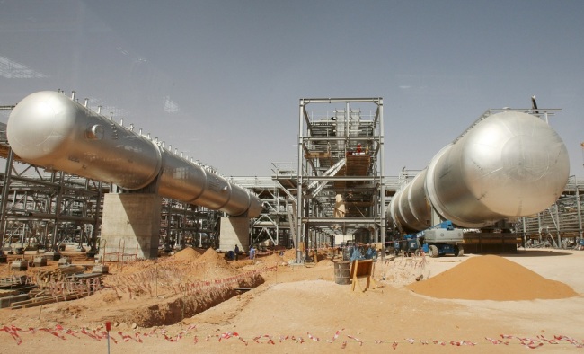 An image taken through a bus window showing installations seen at a construction site at an oil facility in the desert at Khurais oil field, about 160 km from Riyadh, Saudi Arabia, June 23, 2008. [File Photo: IC]