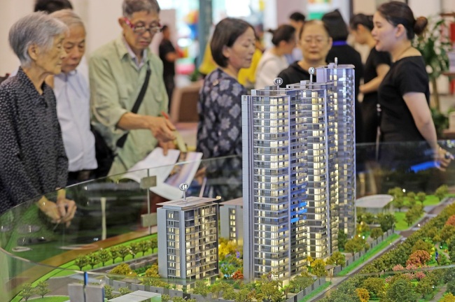 Chinese homebuyers look at housing models during a real estate fair in Hangzhou City, east China's Zhejiang Province, June 14, 2019. [File Photo: IC]