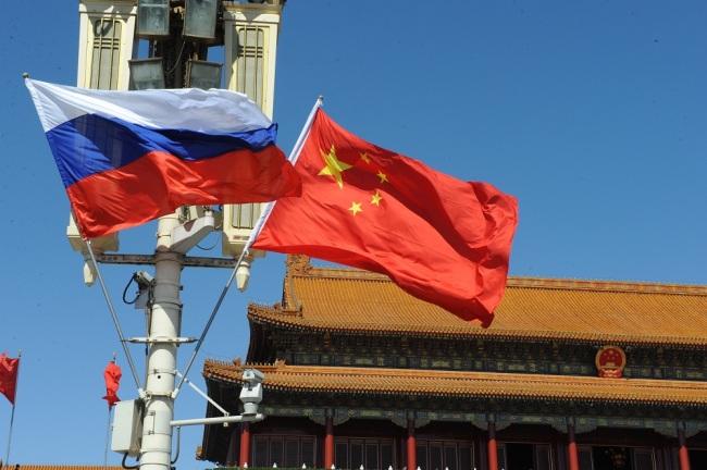 Chinese and Russian national flags flutter on a lamppost in front of Tiananmen Rostrum. [File Photo: IC]