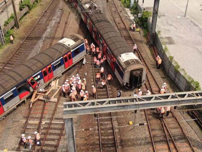 An aerial photo shows a train that has derailed near the Hung Hom MTR station in Hong Kong on Tuesday, September 17, 2019. [Photo: cctv.com]