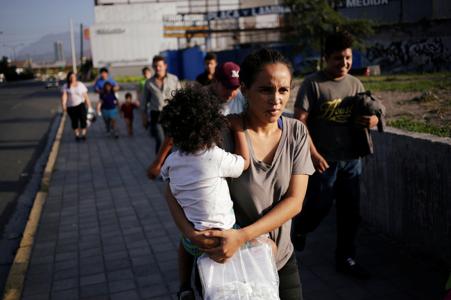 Central American migrants, returned from the U.S. to Nuevo Laredo in Mexico under the Migrant Protection Protocol (MPP) to wait for their court hearing for asylum seekers, are seen walking towards a shelter after arriving to Monterrey, Mexico July 31, 2019. [Photo: DANIEL BECERRIL/Reuters via VCG]