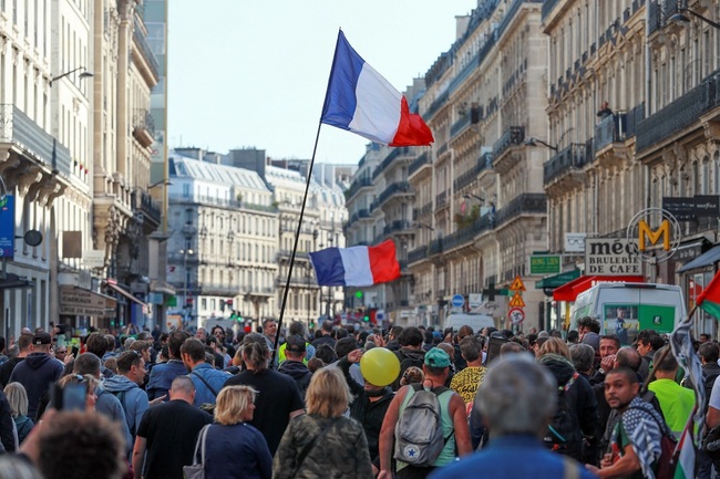 A group of people march during the 45th Yellow Vest protest in Paris, France on September 21, 2019. [Photo: ABACAPRESS.COM via IC/Mustafa Yalcin]