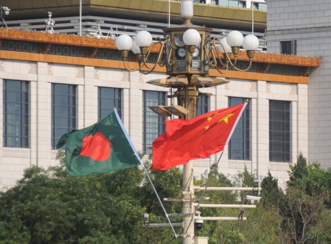 National flags of China and Bangladesh flutter on a lamppost in front of the Tian'anmen Rostrum in Beijing, China, July 4, 2019. [File Photo: IC]