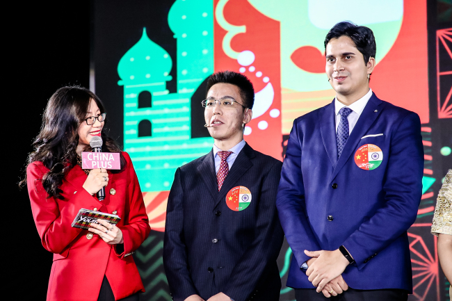 Zhou Heyang (left), from China Plus of China Media Group, talks with two of the participants at "China-India Youth Talks 2019" in Beijing on Saturday, September 28, 2019. [Photo: China Plus]