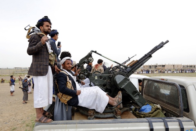 Armed supporters of Houthi rebels take part in a gathering to mobilize more fighters into battlefronts against Saudi-backed government forces, in Sana'a, Yemen, August 1, 2019. [File Photo: IC]