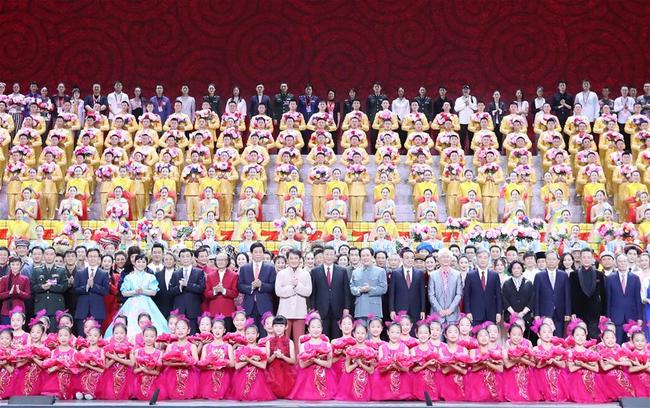 Xi Jinping and other leaders pose for a group photo with cast members after a high-profile art performance, named "Stride Forward, the Nation," at the Great Hall of the People in Beijing, on Sept. 29, 2019. [Photo: Xinhua/Wang Ye]