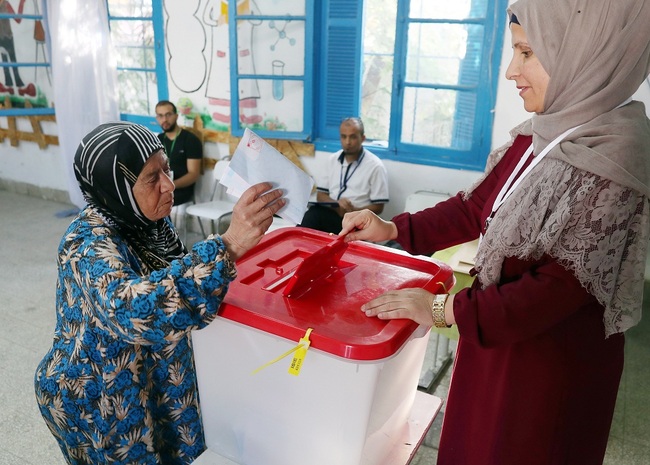 A Tunisian woman casts her ballot at a polling station during parliamentary elections in Tunis, Tunisia, October 6, 2019. [Photo: IC]