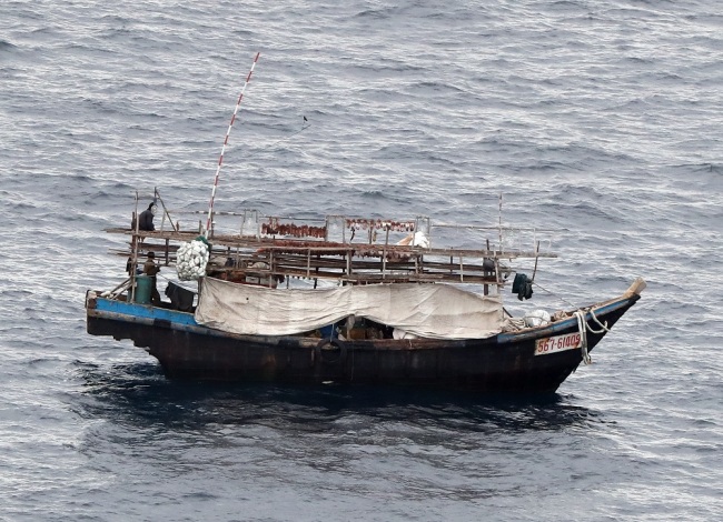 A photo shows a fish boat that seems to be unknown nationality at about 310 km northwest off the coast of Noto Peninsula, Ishikawa Prefecture on October 7, 2019. [Photo: IC]