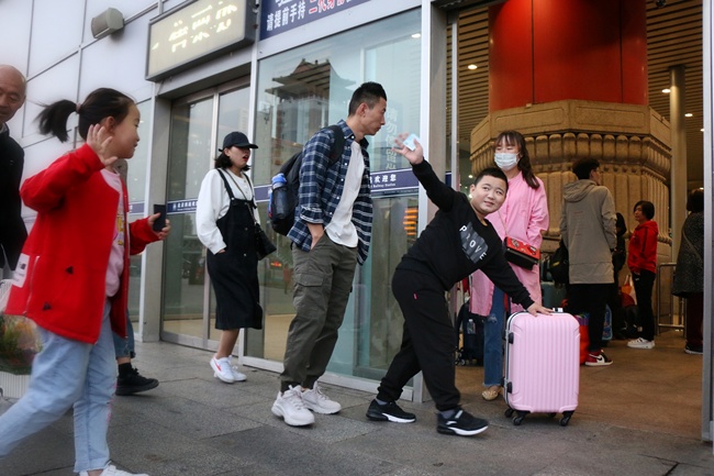 On the morning of October 6, 2019, Zikuan and his father took the train back to their hometown in Henan. [Photo: IC]