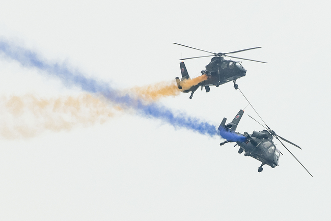 Helicopters perform at opening of the 5th China Helicopter Exposition Thursday in northern China's Tianjin Municipality. [Photo: VCG]