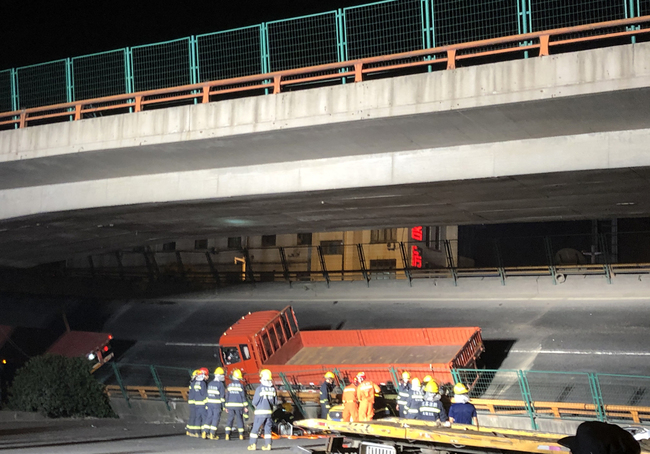 A road bridge collapses in Wuxi, Jiangsu Province on October 10, 2019, trapping cars underneath the rubble. [Photo: IC]