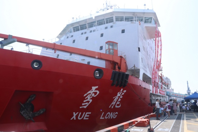 Chinese scientists are seen before boarding the icebreaker Xuelong, or Snow Dragon, as it leaves a port for 9th Arctic research expedition in Shanghai, China, July 20, 2018. [File Photo: IC]