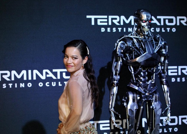 Colombian actress Natalia Reyes poses on the red carpet next to a Terminator robot during the premiere of 'Terminator: Dark Fate' in Mexico City on October 13, 2019. [Photo: IC]