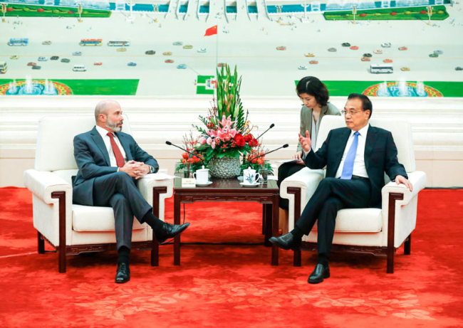 Premier Li Keqiang talks with Evan Greenberg, chairman of the U.S.-China Business Council (USCBC) on October 17, 2019. [Photo: gov.cn]