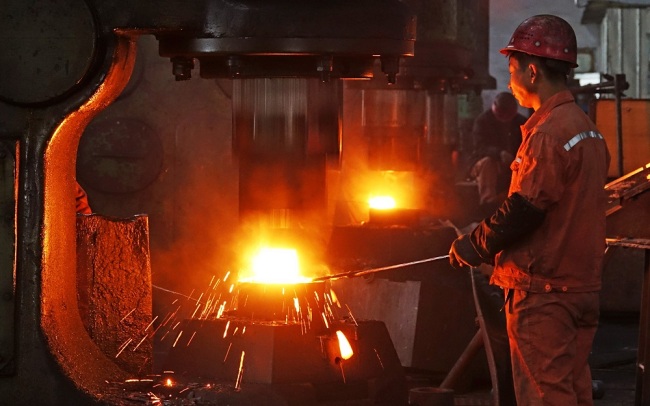 A Chinese worker surveys the production of steel at a factory of Dongbei Special Steel Group Co., Ltd. in Yantai city, east China's Shandong Province, November 28, 2018. [File Photo: IC]