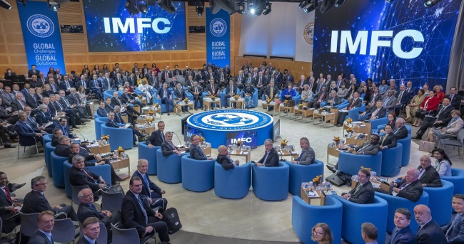 A handout photo made available by International Monetary Fund shows Governors and Ministers from the International Monetary and Financial Committee (IFMC) Plenary posing for a photo prior to their meeting held at IMF Headquarters during the IMF World Bank Annual Meetings in Washington, DC, USA, October 19, 2019. [Photo: EPA/IMF/IC]