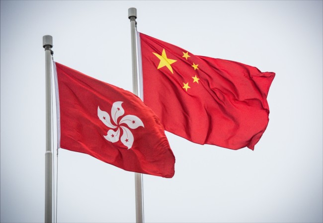 Flags of the Hong Kong Special Administrative Region and the People’s Republic of China flutter in Hong Kong, on December 15, 2015. [File Photo: IC]