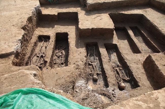 The cluster of tombs at a construction site in Beijing's Dongcheng district on Sunday, October 20, 2019. [Photo: IC]