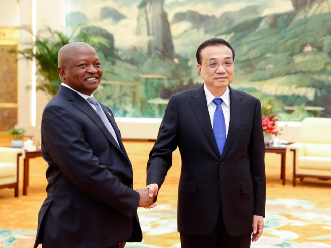 Chinese Premier Li Keqiang meets with South African Deputy President David Mabuza on Tuesday, October 29, 2019 in Beijing. [Photo: gov.cn]