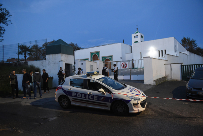 French police officers and people stand in front of the Mosque of Bayonne, southwestern France, on October 28, 2019, after two people were injured in a shooting. [Photo: AFP/Gaizka Iroz]