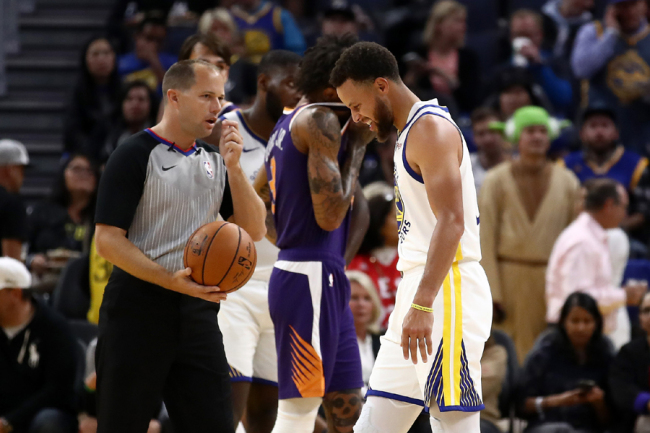 Stephen Curry #30 of the Golden State Warriors grimaces after he was injured in the second half of their game against the Phoenix Suns at Chase Center on October 30, 2019 in San Francisco, California. [Photo: VCG]
