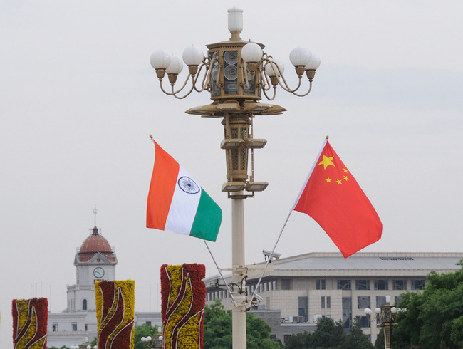 Chinese and Indian national flags flutter on a lamppost on the Tiananmen Square in Beijing, China. [File Photo: VCG]