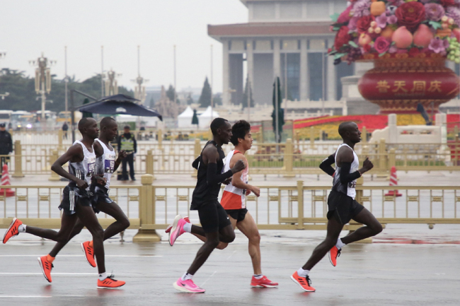 Runners at the Beijing Marathon on November 3, 2019. [VCG]