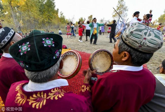 People in Aksu Prefecture in Xinjiang Uyghur Autonomous Reion gather to perform on October 8, 2018. [File Photo: VCG]