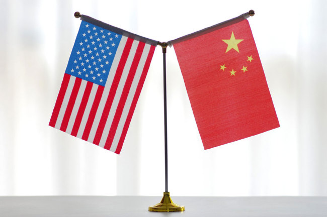 The national flags of the United States and China [File photo: VCG]