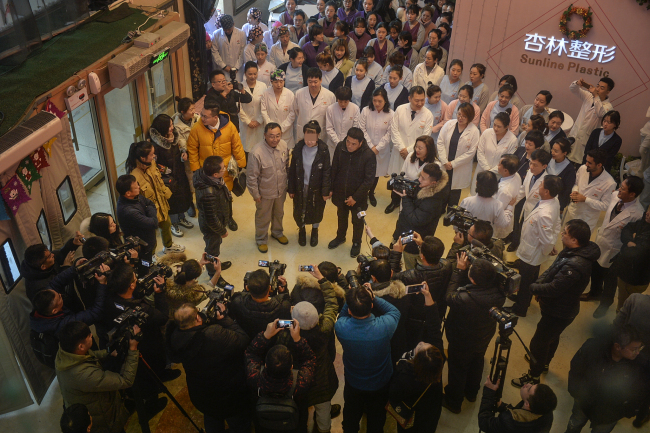 Xiao Feng accepts interviews with multiple media outlets at the hospital on Saturday, December 7, 2019. [Photo: VCG]