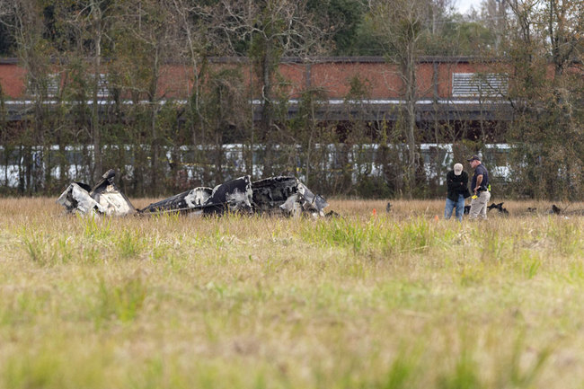 Fire and Police respond to the scene after a small plane crashed into the parking lot of a post office in Lafayette, La., Saturday, Dec. 28, 2019. [Photo: The Lafayette Advertiser via AP/Scott Clause]