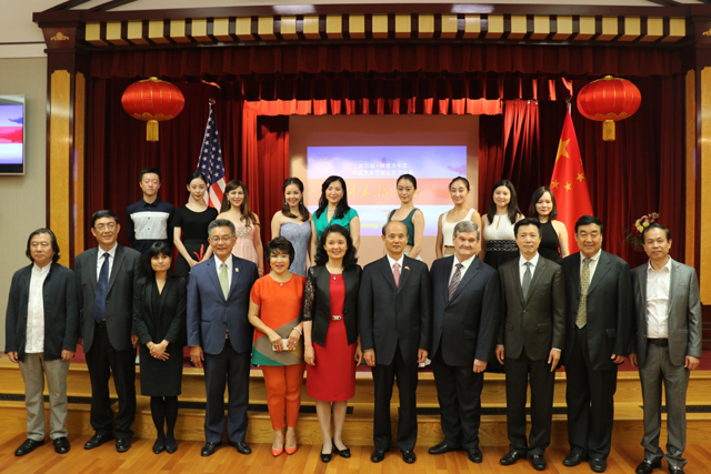 中国驻旧金山总领事罗林泉为第四届“跨越太平洋中国艺术节”揭幕