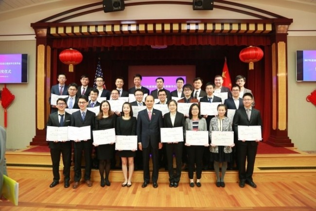 中国驻旧金山总领事罗林泉为2017年度国家优秀自费留学生奖学金获奖学生颁奖
