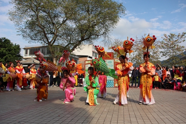 （新春走基层）客家民俗闹新春——鲤鱼灯舞表演在广东梅州大埔举行