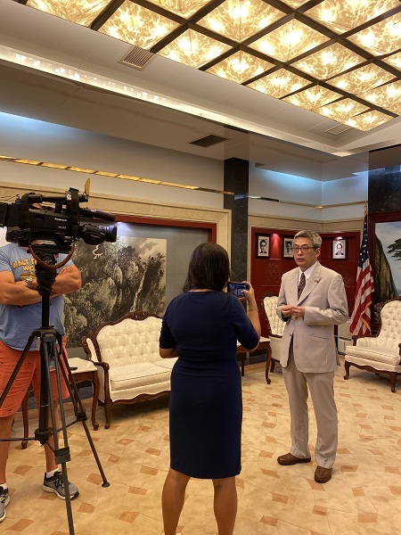 Cai Wei, generální konzul Čínské lidové republiky v Houstonu, ve společném rozhovoru s americkými médii dne 22. července 2020. / Webové stránky čínského generálního konzulátu v Houstonu