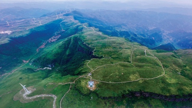 Snímek: V okresu Hezhang (Che-čang) ve městě Bijie (Pi-ťie) hory jsou nepřetržité a silniční síť se rozprostírá.