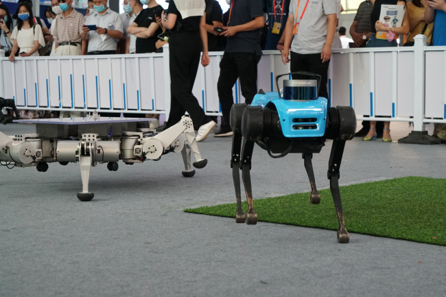 Na snímku běží robot s více nohami. Fotografie: CMG