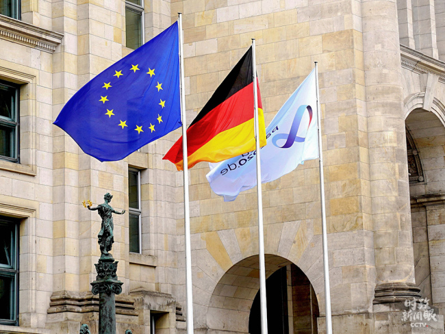 Od 1. července letošního roku se Německo stalo předsednickou zemí EU, funkční období je půl roku. Před budovou Německého spolkového sněmu vlají tři vlajky, které zleva doprava reprezentují EU, Německo a předsednickou zemi EU.