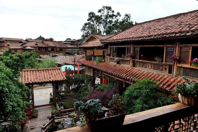 Etnické domy poskytují ubytování pro turisty ve vesnici Xianrendong. / CFP