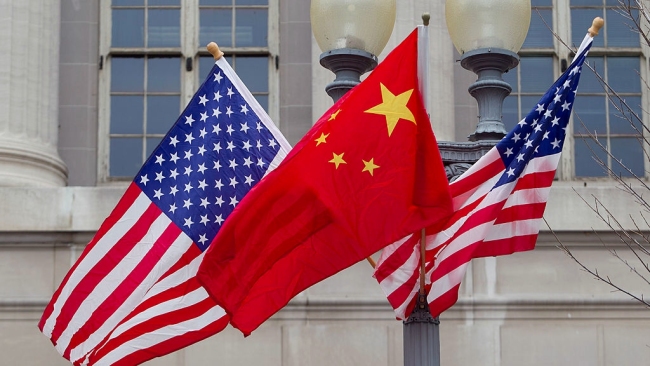 Státní vlajky Číny a USA. /Getty