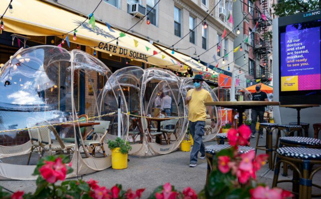 Bublinkové stany jsou postaveny před Café du Soleil ve čtvrti Manhattan v New Yorku, New York, USA, 23. září 2020. / Reuters
