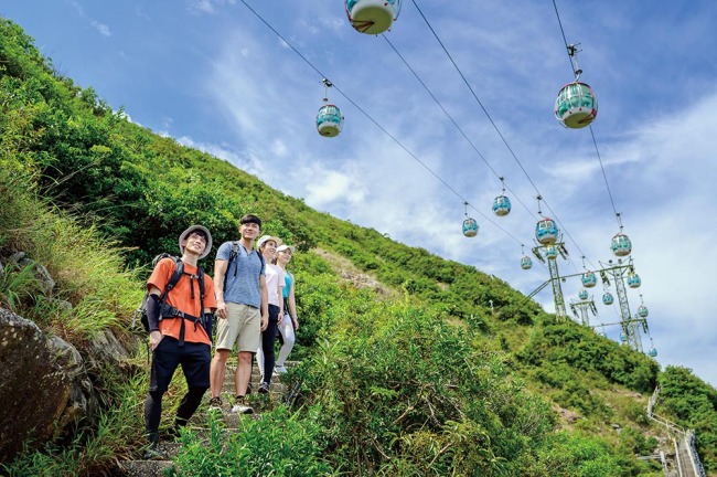 Nově otevřená turistická stezka pod symbolickou lanovkou Ocean Parku v Hongkongu nabízí návštěvníkům spoustu okamžiků pro Instagram při poznávání místního ekosystému. Fotografii poskytla China Daily.