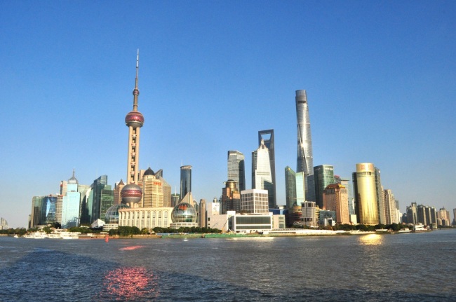 Obrázek 3.: V Lujiazui (Lu-ťia-cuej) v Pudongu v Šanghaji je mnoho mrakodrapů, 12. října 2020.