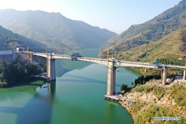 2, Fotografie pořízená 8. listopadu 2020 ukazuje staveniště vysokorychlostního železničního mostu přes řeku Tangxi (Tchang-si) v městečku Yunyang (Jün-jang) na jihozápadě čínského města Chongqing (Čchung-čching). 8. listopadu byla dokončena závěrečná etapa překlenutí tohoto mostu s délkou 472,7 metru, který je součástí vysokorychlostní železnice s délkou 818 kilometrů, která spojuje Zhengzhou (Čeng-čou), hlavní město provincie Henan (Che-nan), s okresem Wanzhou (Wan-čou) v Chongqingu. (Xinhua / Tang Yi)