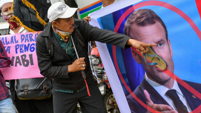 Snímek: Muž v Indonésii během protifrancouzského protestu. / AFP