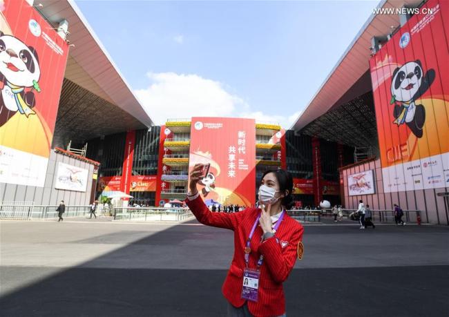 2, Dobrovolník dělá selfie v Národním výstavním a kongresovém centru (Šanghaj), hlavním místě konání třetího Čínského mezinárodního dovozního veletrhu (CIIE), ve východočínské Šanghaji, 10. listopadu 2020. Expo podle plánu potrvá do 10. listopadu. Zaměstnanci, vystavovatelé a návštěvníci fotografují, aby si uchovali vzácné okamžiky akce. (Xinhua / Li Renzi)
