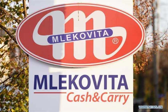 8, Lahve značkového mléka Mlekovita jsou k vidění na regálech v supermarketu ve Varšavě v Polsku, 5. listopadu roku 2020. Evropská unie (EU) je jedním z největších dodavatelů mléka na čínský trh, přičemž Polsko představuje 12,7 %, uvedla ředitelka Polské mléčné komory Agnieszka Maliszewska. Statistické údaje polského ministerstva financí ukazují, že i přes dopad pandemie COVID-19 vzrostl v první polovině roku 2020 vývoz mléčných výrobků z Polska do Číny meziročně o 70 %. Nedávno nákladní vlaky odvezly náklad mléčných výrobků do Číny u příležitosti nákupního svátku dvou jedenáctek v Číně. (Foto: Jaap Arriens / Xinhua)