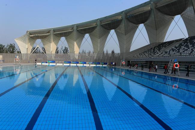 Venkovní bazén šanghajského Orientálního sportovního centra, pro svůj tvar také přezdívaný „Měsíční zátoka“, se otevírá pro zimní plavecké akce, 20. listopadu 2011. / CFP